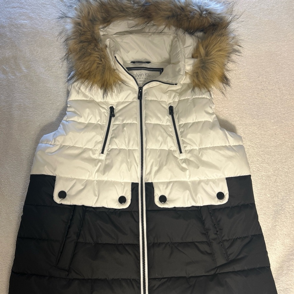 Women’s M Calvin Klein White /black puff vest with removable faux fur hood